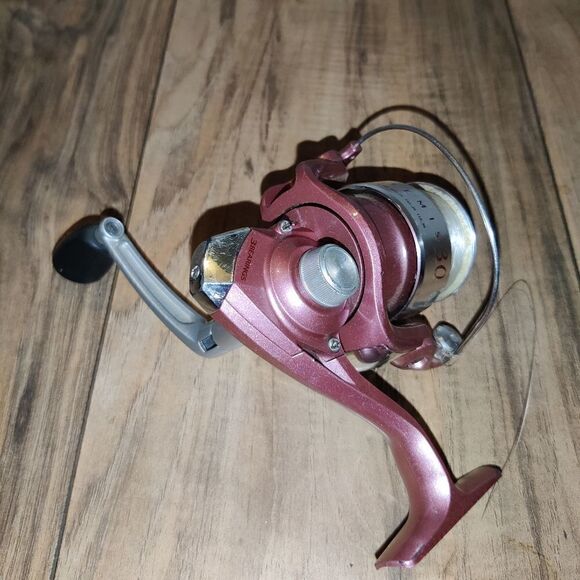 Quantum Artemis ART 30 Ladies Spinning Reel 3 Bearings Rose Pink. Has some wear - Picture 1 of 6